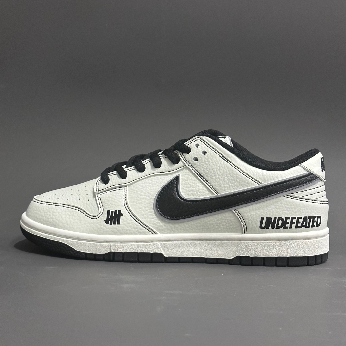 Nike Dunk Low x Undefeated