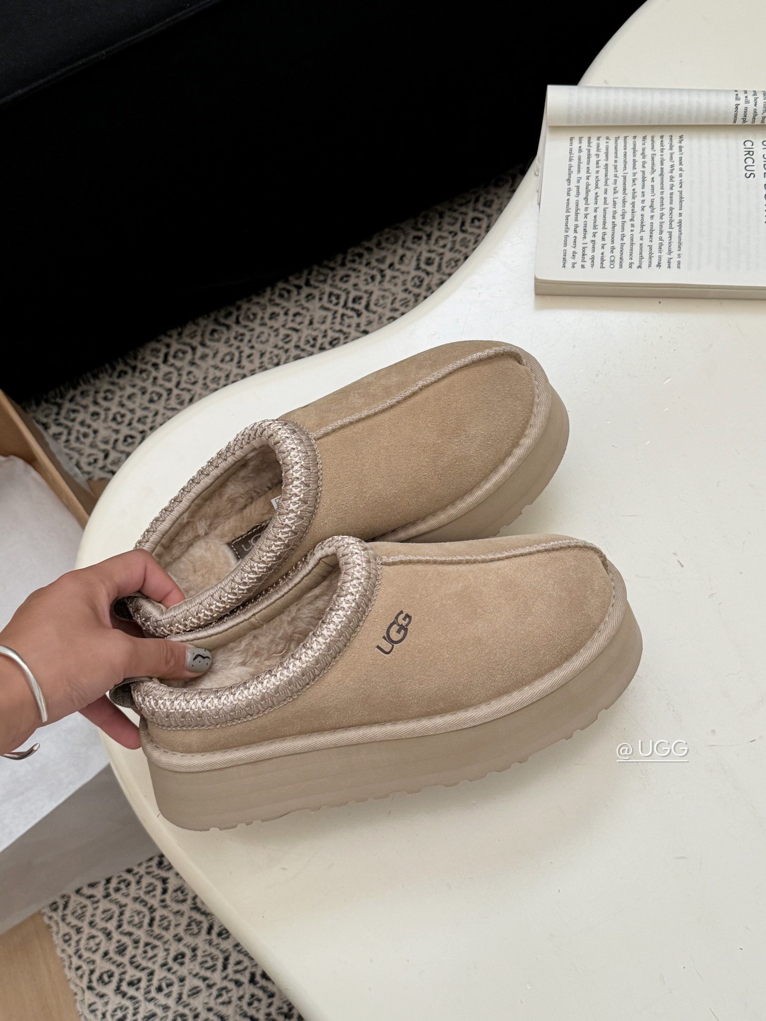 Pantofle UGG Tazz II mustard seed 1122553 EUR40