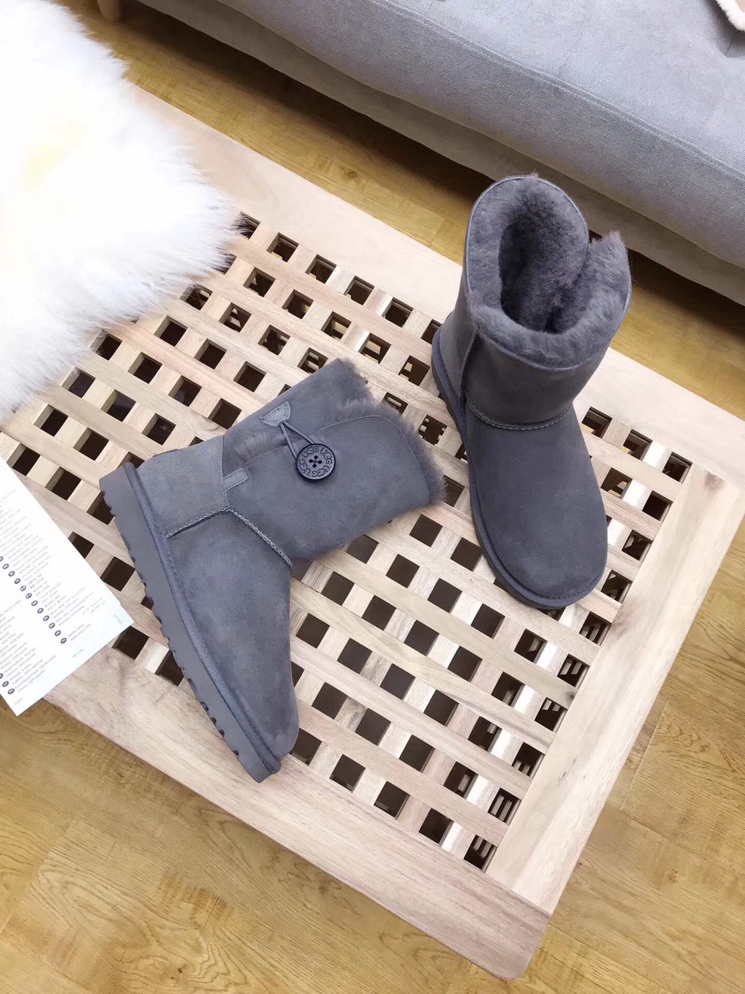 Boty UGG - W Bailey Button 5803 šedé