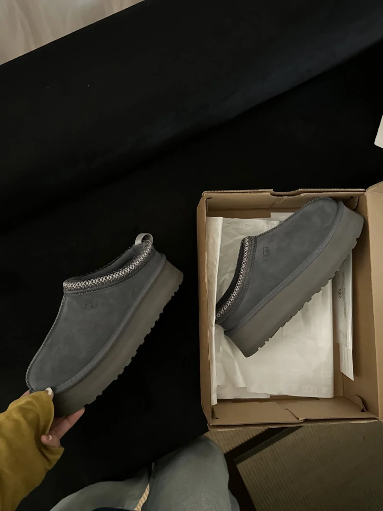 Pantofle UGG Tazz II Charcoal
